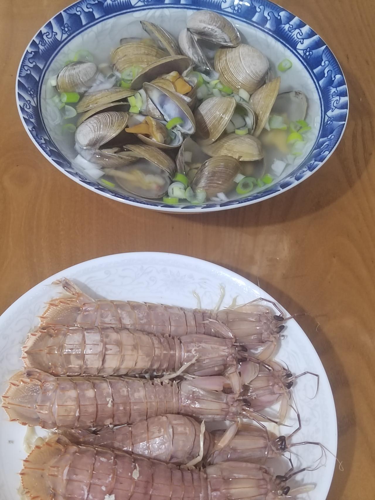 昨天去了趟海鲜店，买的沙蛤、爬虾。每年的4到5月份，是吃爬虾的季节，错过就要等