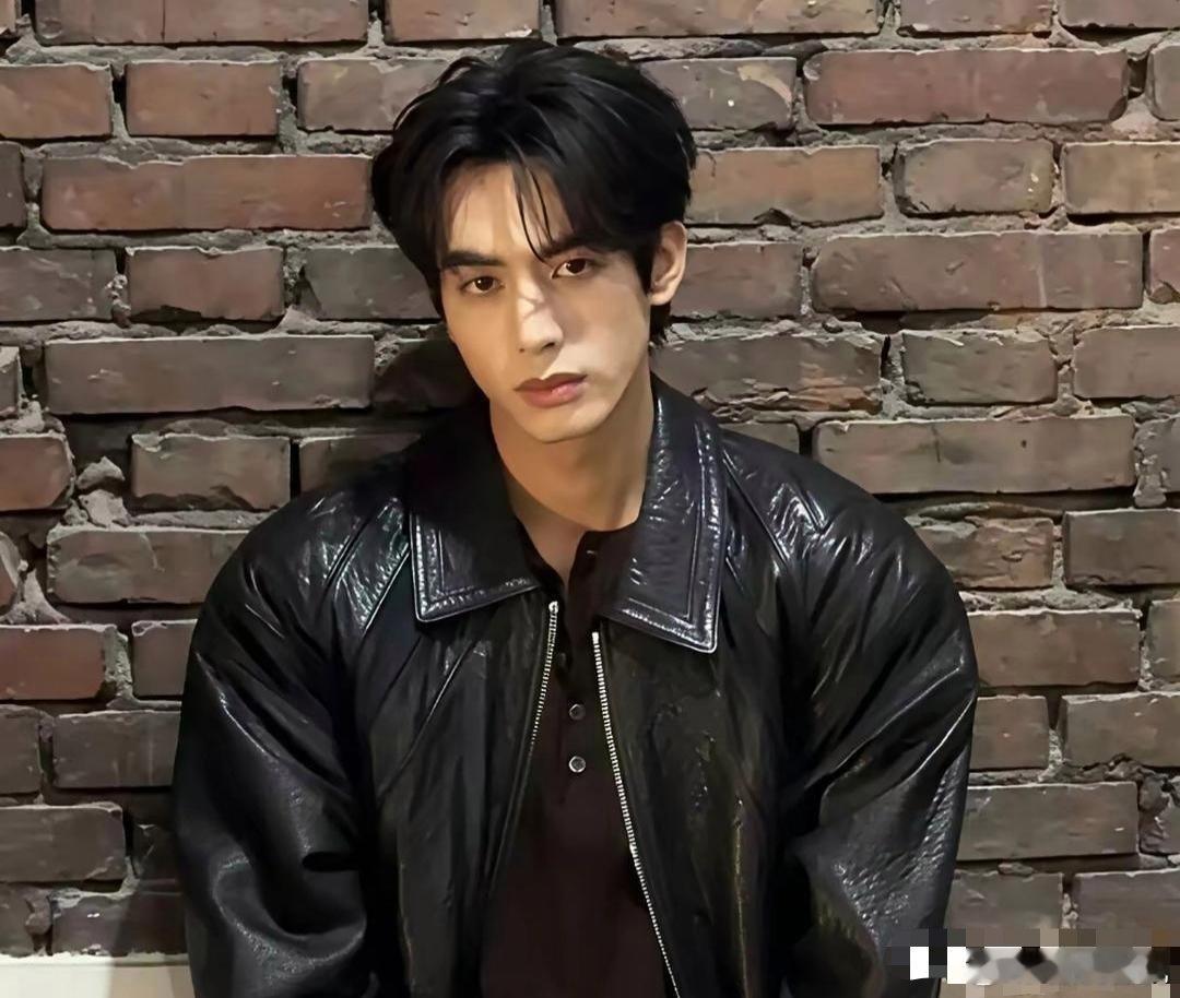 宋威龙被嘲靠女友家资源成赘婿天花板。2023年他和陈仟钰恋情曝光，据说陈仟钰是上