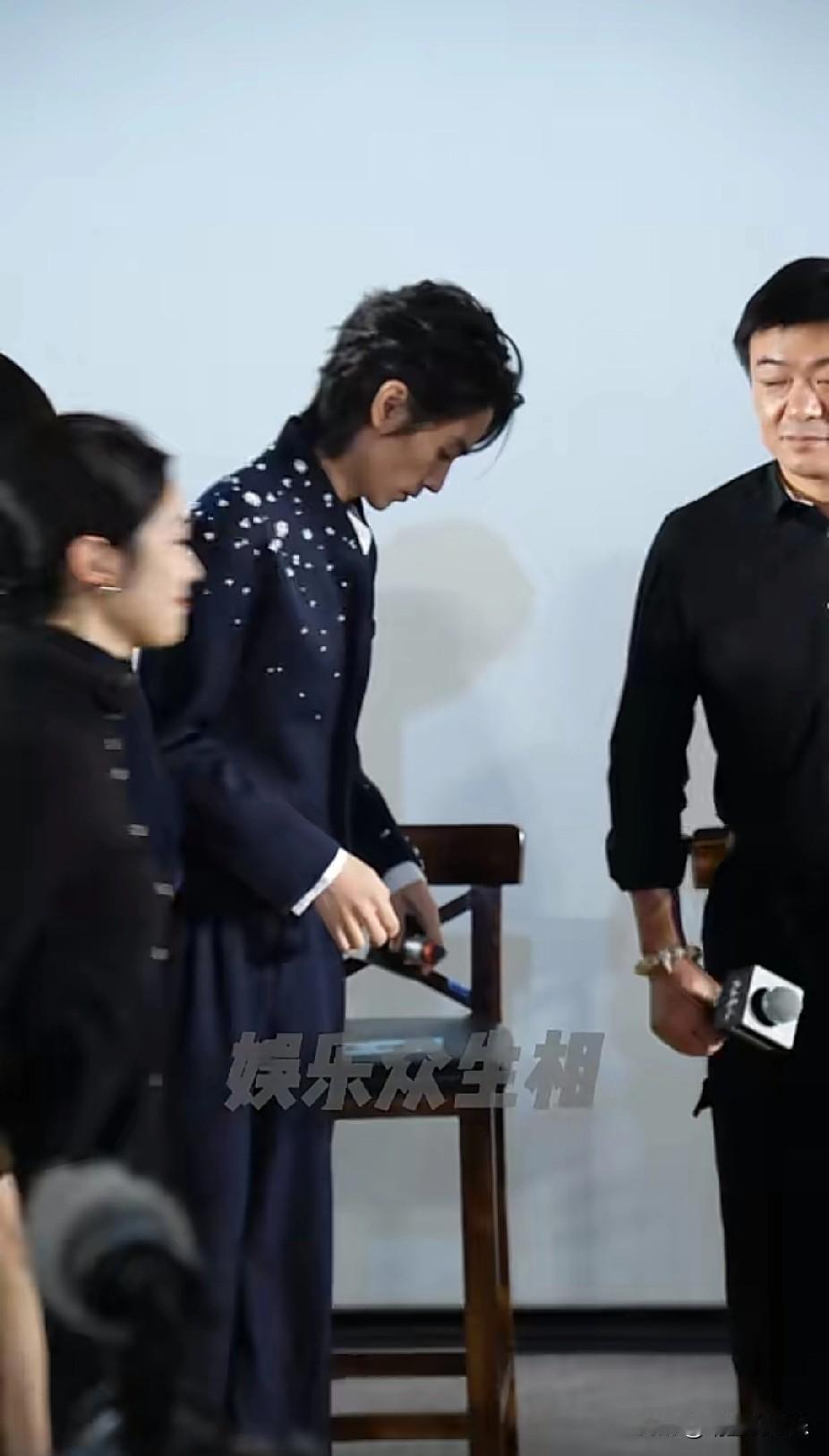 他怎么变这样了？看背影时我想过可能是朱一龙，也想过可能是李承铉，就是万万没想到