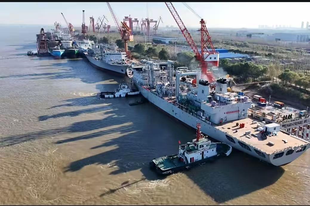 正在舾装的2艘903A型综合补给舰，这两年903A进入爆兵模式，一口气又建了至少