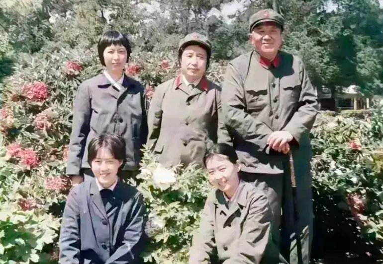 谁能认出？这位拄拐的老人，是新中国开国十大将之一罗瑞卿