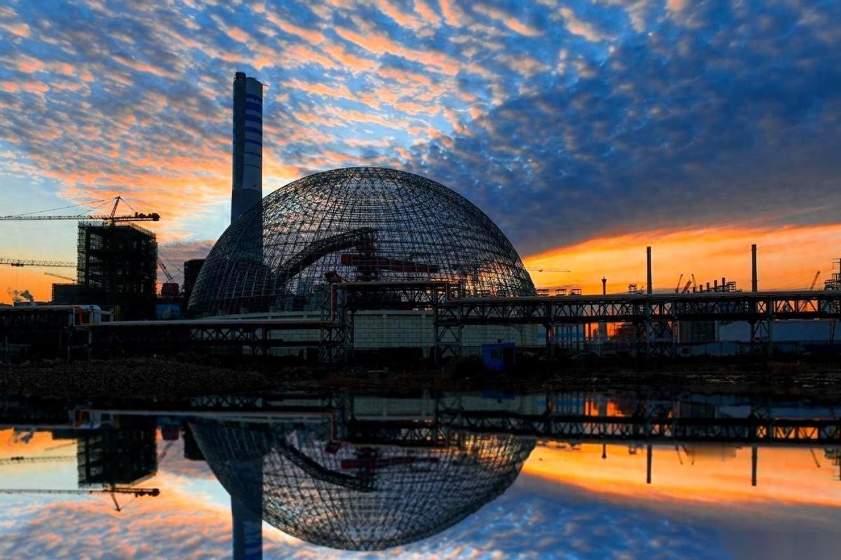 他死在了电脑前。70岁。就差一个多月，就差那么一点点，他就能亲眼看到自己耗了1