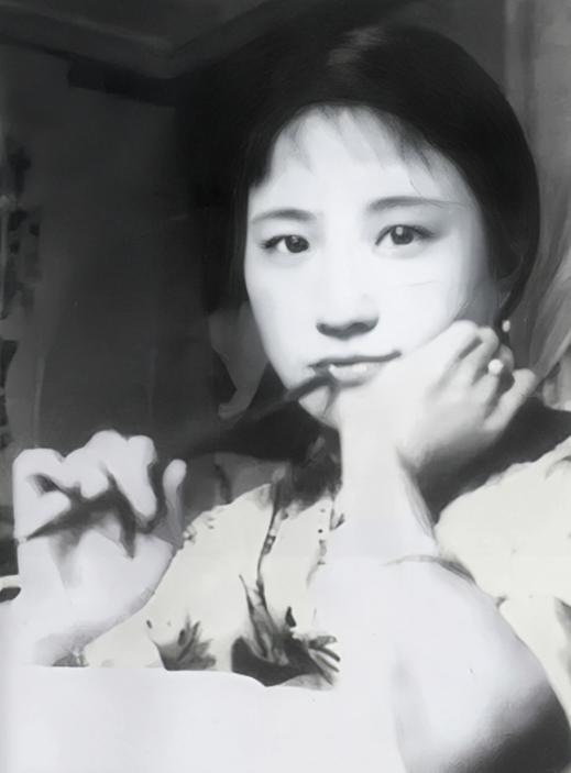 徐志摩去世后，他父亲每月都给陆小曼打钱。一天，陆小曼去取钱，却发现汇款单上附着一