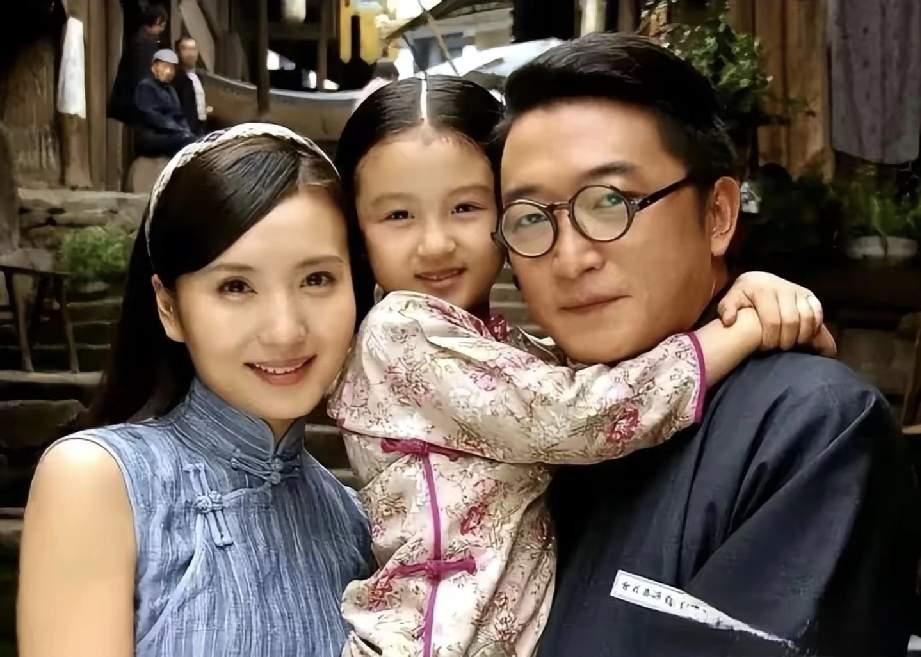 陈好30岁那年嫁给了刘海峰，这人身价有600亿。两口子感情一直很好，生了两个女儿