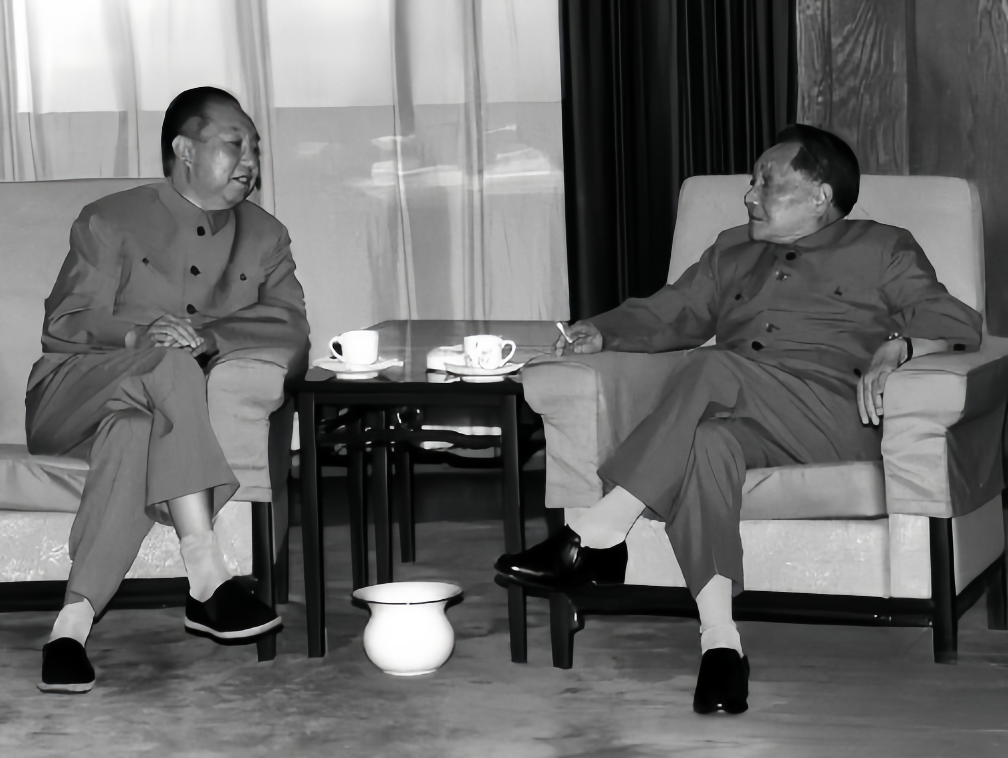 1987年，全国人代会期间，华国锋和邓小平一起在休息室里交谈。这是华国锋退出领导
