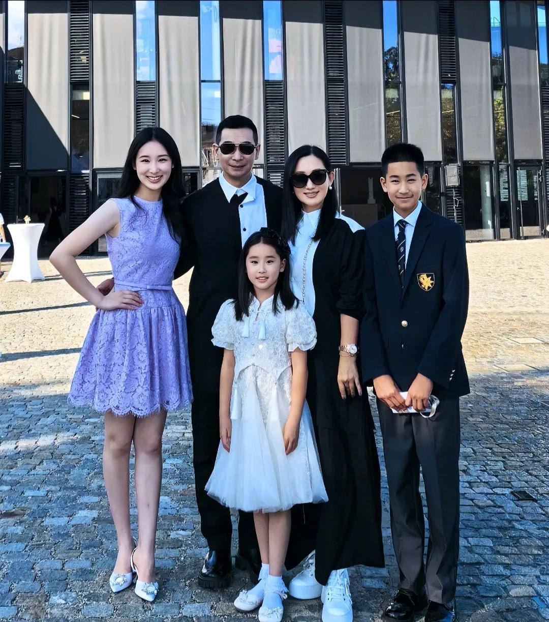 赵文卓一家五口确实令人印象深刻，他的妻子年轻漂亮，大女儿高挑靓丽，儿子阳光帅气，