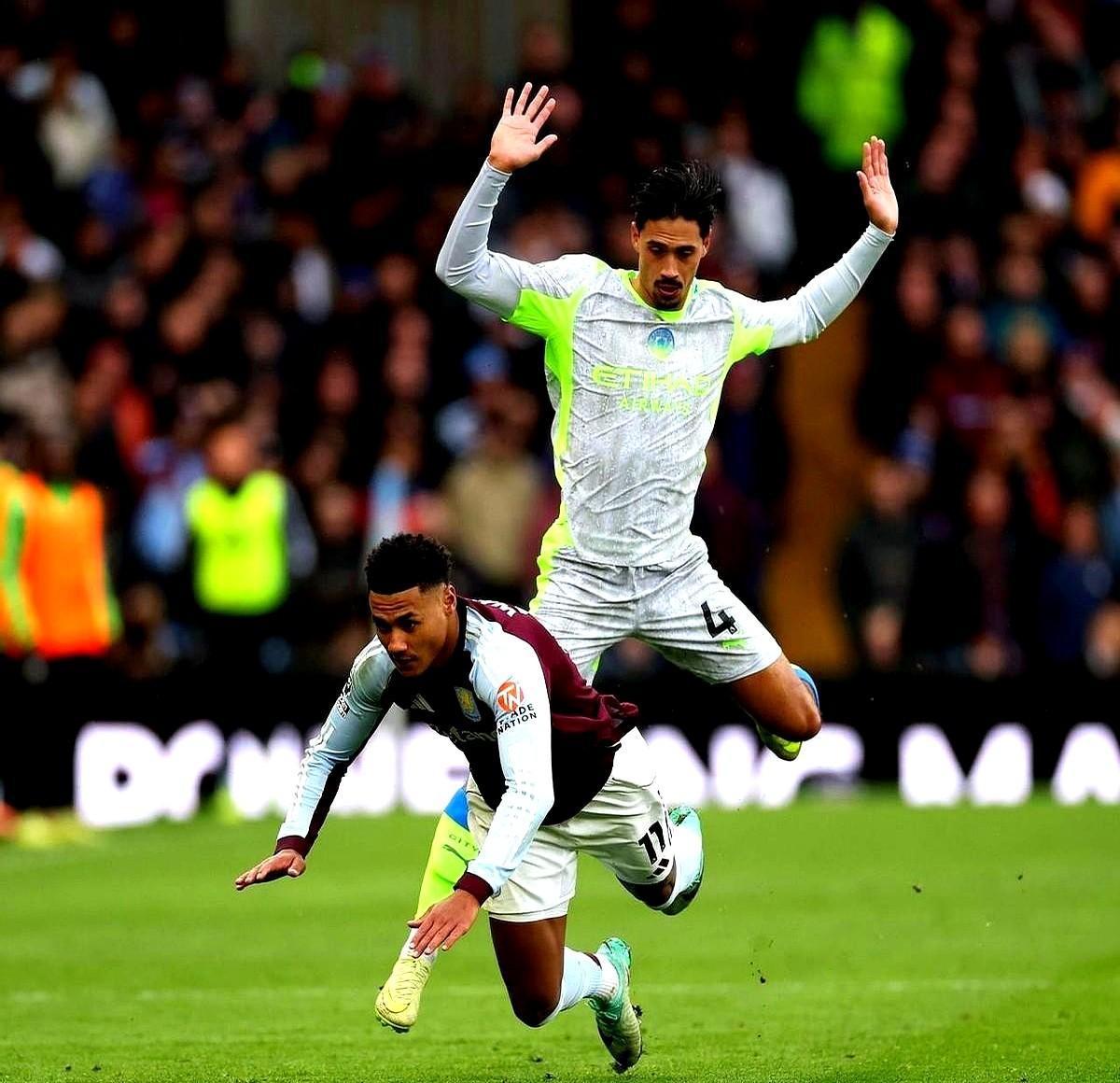 他在米兰是开炮的,到曼城被塞进炮台里当沙包。跑动少了两公里,不是懒,是没地儿使