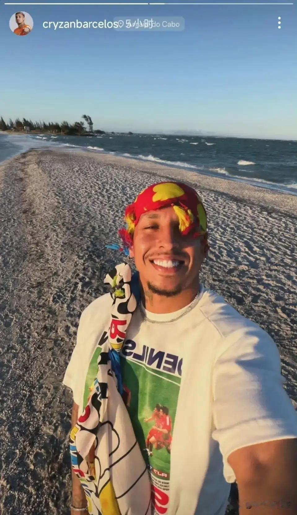 克雷桑被喊“花花公子”，却是中超射手榜前三。假期沙滩照刷屏时，他正用12个