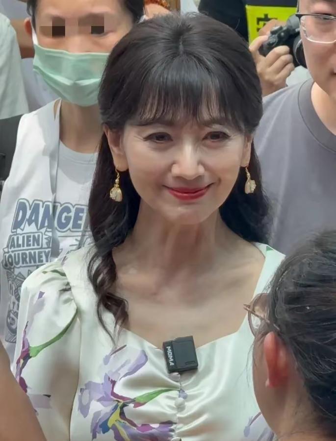 这就是71岁赵雅芝的真实模样，骨瘦嶙峋、脸特别小，像个假人，真是有点吓人了……