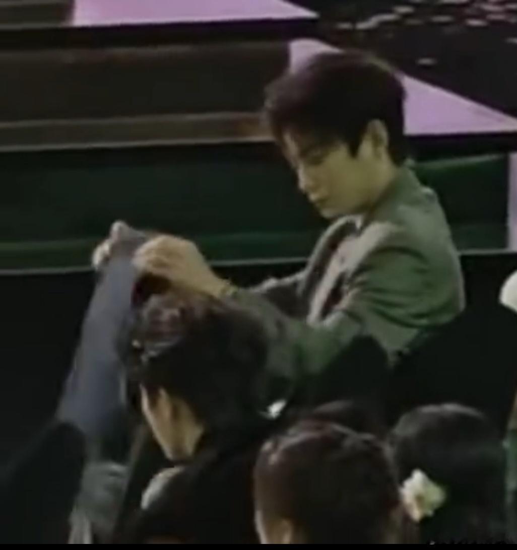 丁禹兮给鞠婧祎整理围巾镜头捕捉到的暖心瞬间！丁禹兮为鞠婧祎整理围巾，动作轻柔不越