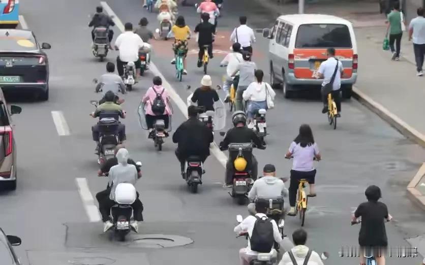 2025年11月26日，在上海市，网传很多的电动车门市都关闭了，主要新国标要达标