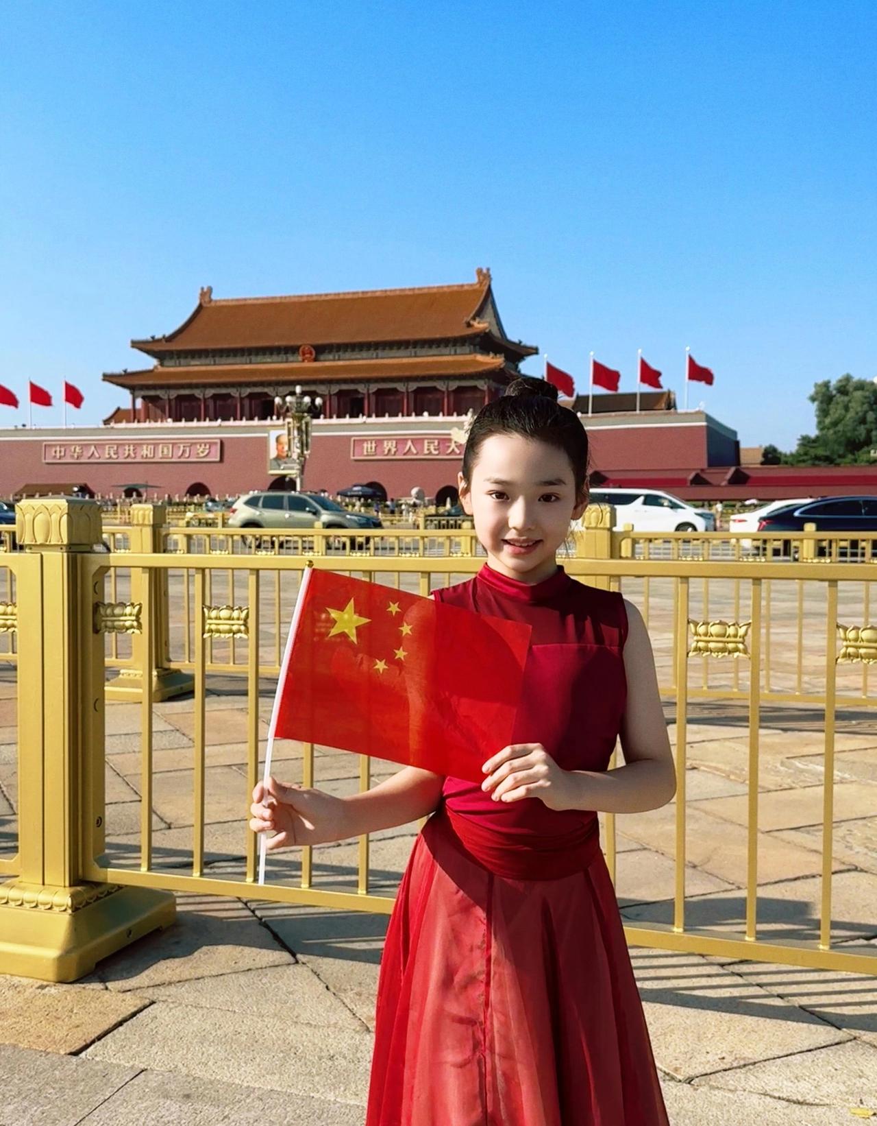 董璇的女儿小酒窝穿着中国红在天安门广场跳舞，不愧是我们的中国娃。董璇真的是拯