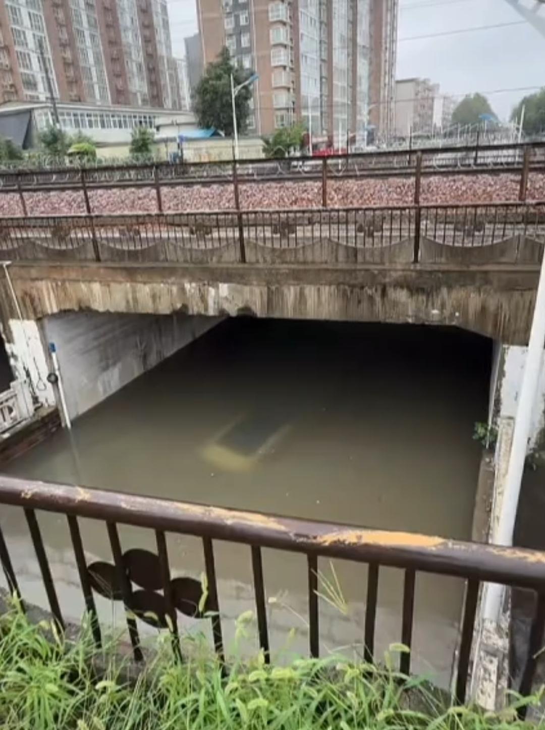 郑州准备了那么充足，结果雨都跑到隔壁的许昌了。今天最忙的就是保险公司和拖车，估