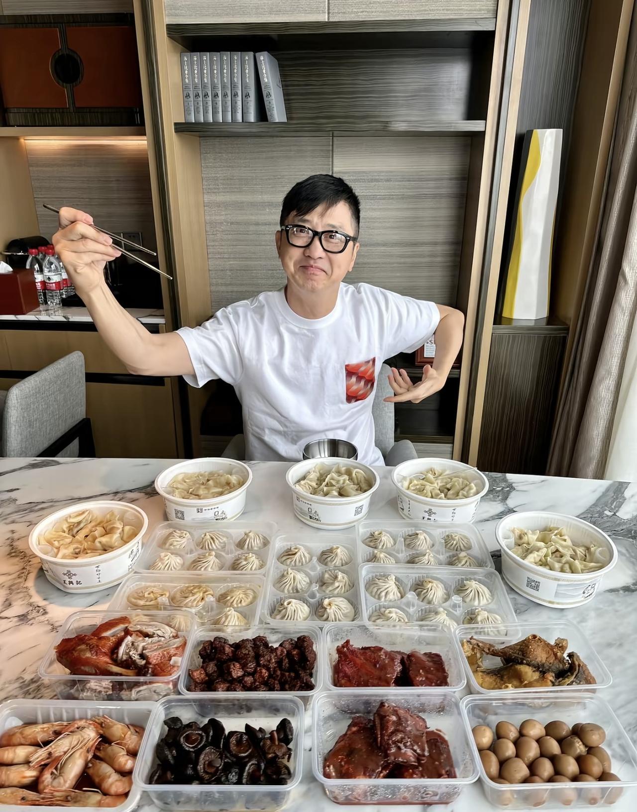 60多岁的庾澄庆，点这么多外卖，这是想一次吃个够了，哈哈！吃饺子不就蒜，香味