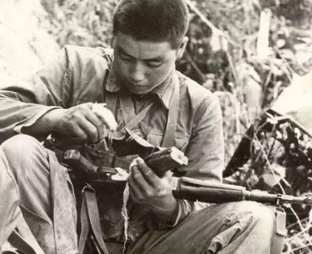 1984年，老山前线。一个入伍才两个多月的新兵，在枪林弹雨中与大部队走散。换作常