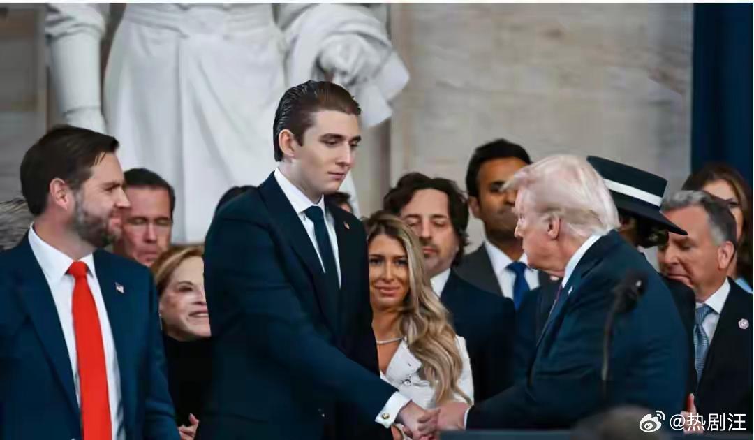 当母亲是幸福的，梅拉尼娅也一样，那年手抱儿子的她两眼都是幸福的光。如今巴伦长得好