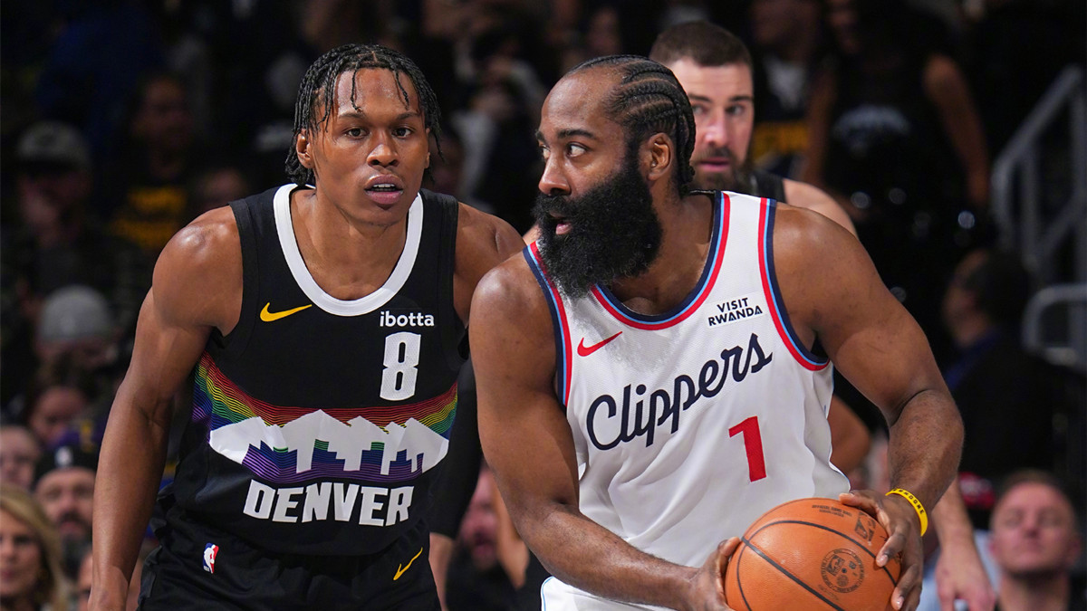 裁判关键判罚成转折点！卢指导怒扔水瓶，快船负掘金