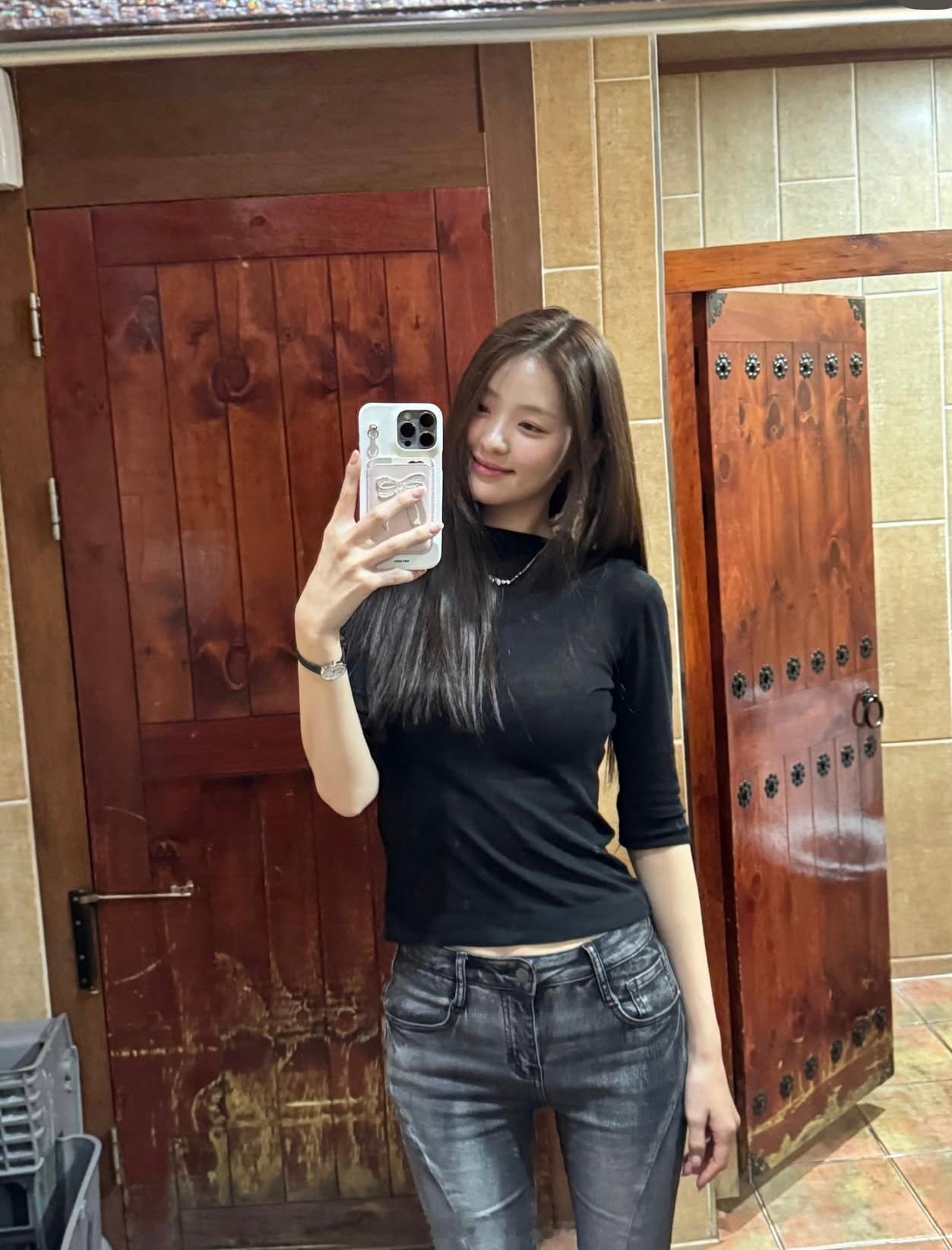 穿搭分享连续更新第2681天韩国时尚女生日常搭配大长腿搭配韩系穿搭超能新星汇新