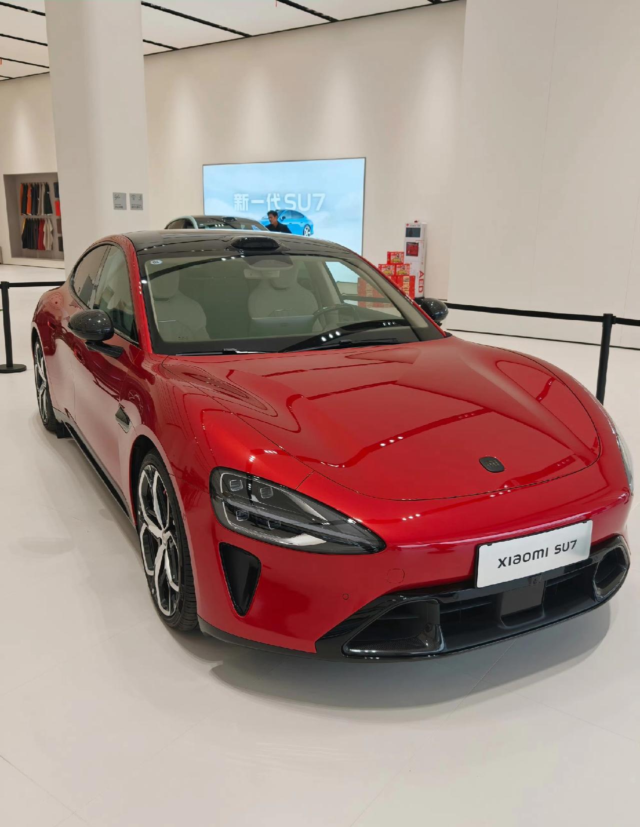 小米新一代su七实车到店了，这个红色感觉跟之前的官图差别好像有点大，并没有那