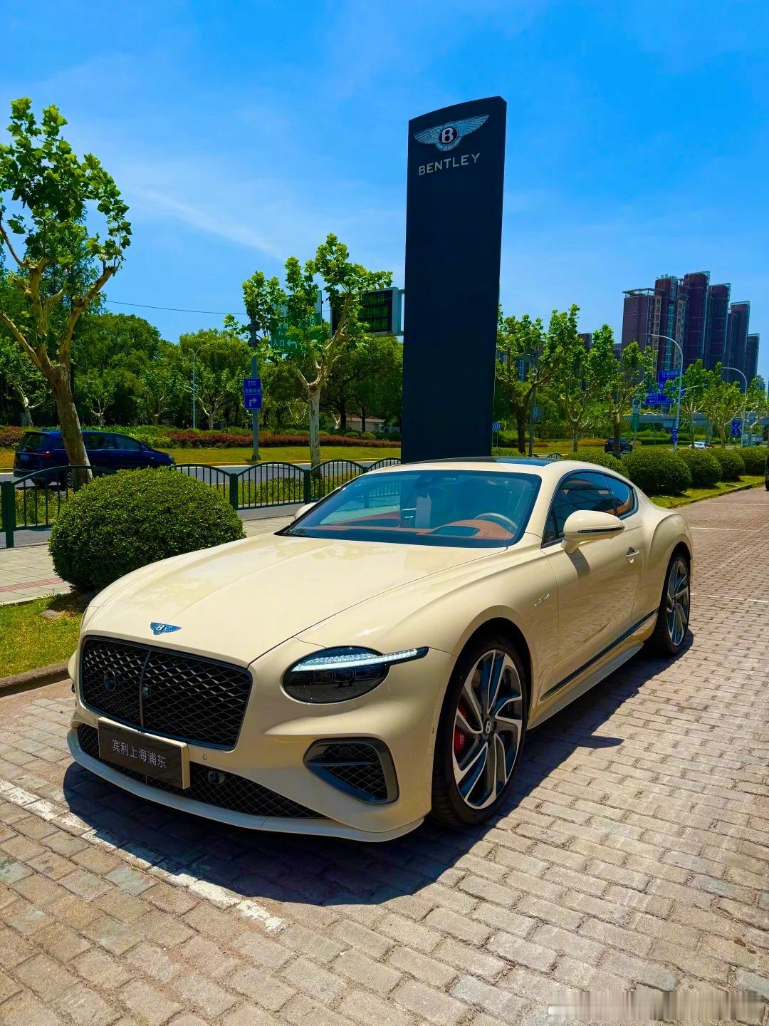 BentleyContinentalGT，奶黄色奶fufu的，谁能不爱​​