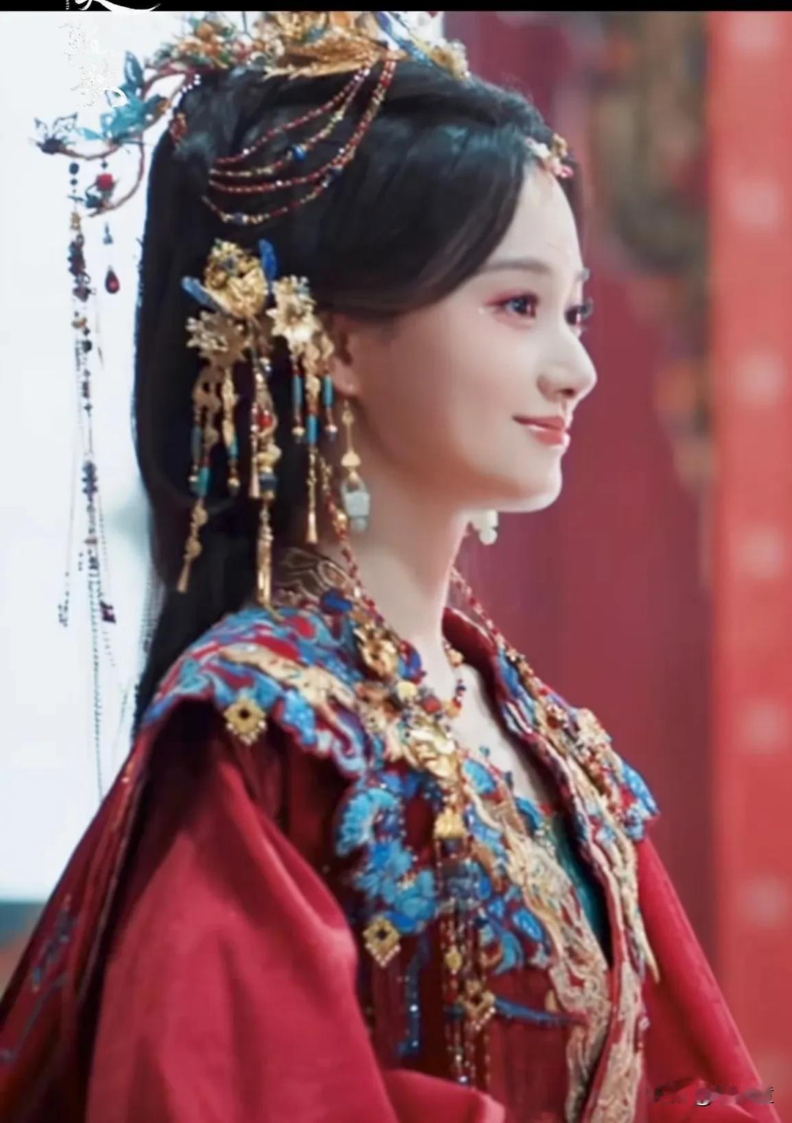 剧中的凤戏阳不好惹，剧外的夏梦也不怂！夏梦凭借《一笑随歌》中凤戏阳走红后，她的