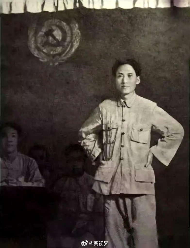 图1，1933年教员在江西八县贫农团代表会议上。图2，1934年在瑞金与警卫员，