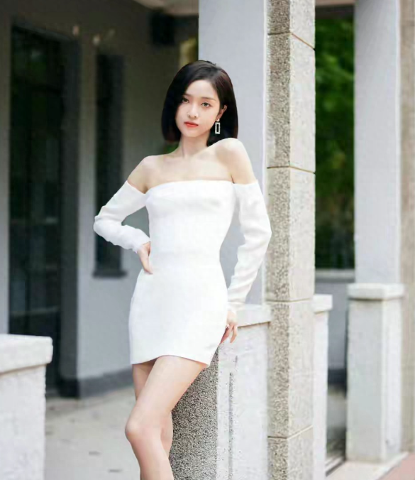 吴宣仪和平精英活动白裙大长腿造型，甜美怡人的小选