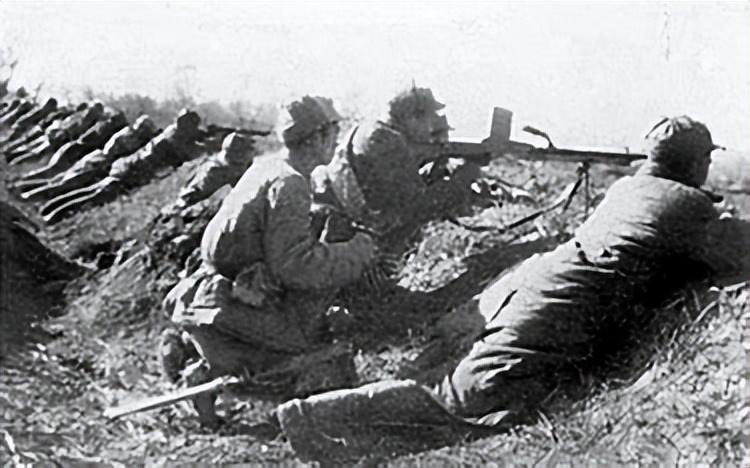 郑州战役时，交通员把绝密城防图送出城时，路上突遭敌人搜查，交通员忙假装解手，把情