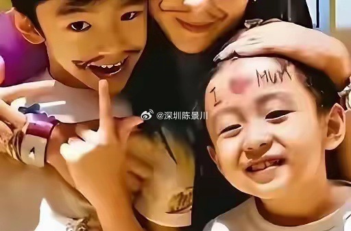 破防！张柏芝送别大儿子留学，一个动作让人看哭Lucas身高一米八多，比张柏芝高出