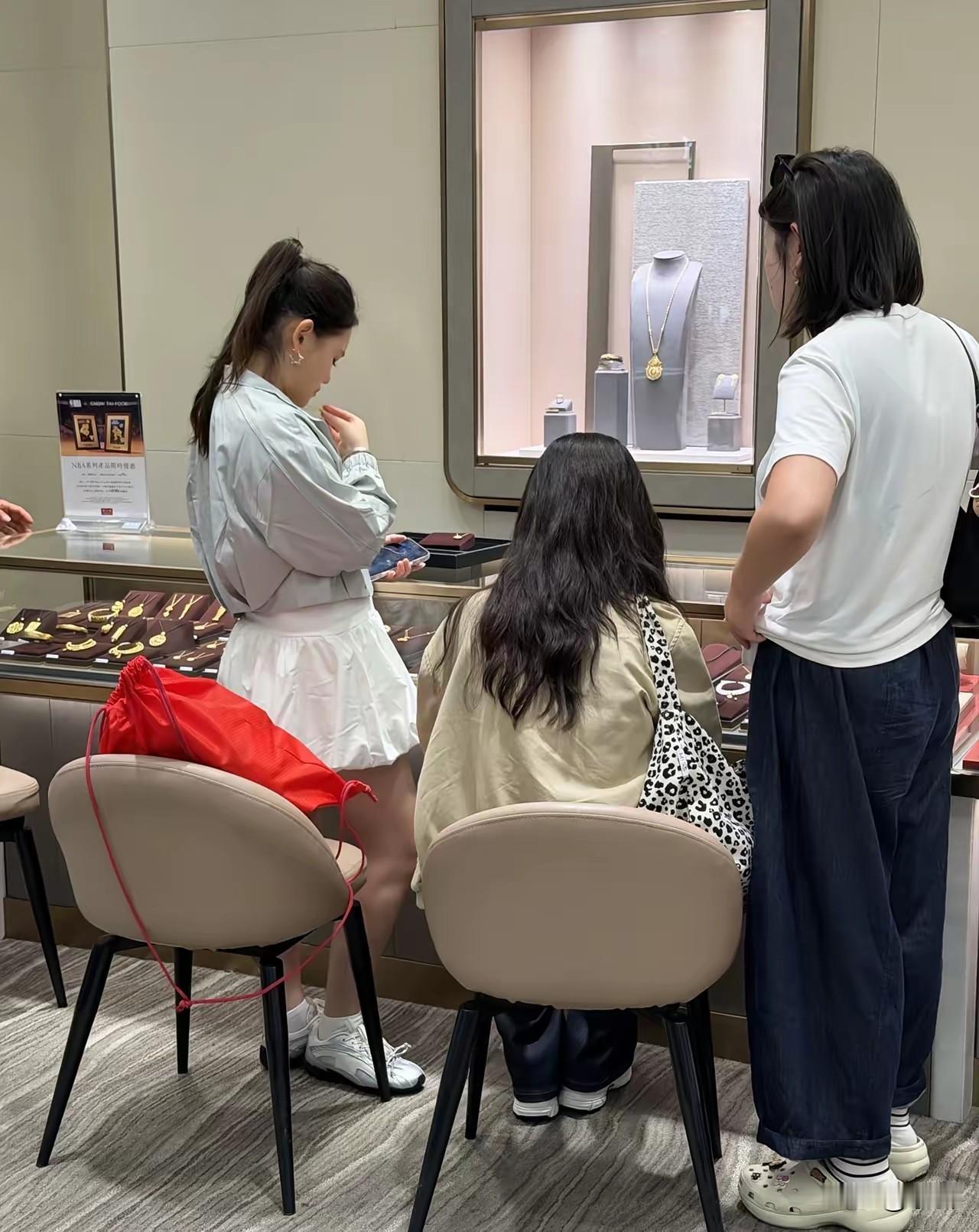 有网友在澳门金店偶遇张家齐，她和团队工作人员在店里挑首饰！最近在澳门有工作，顺便