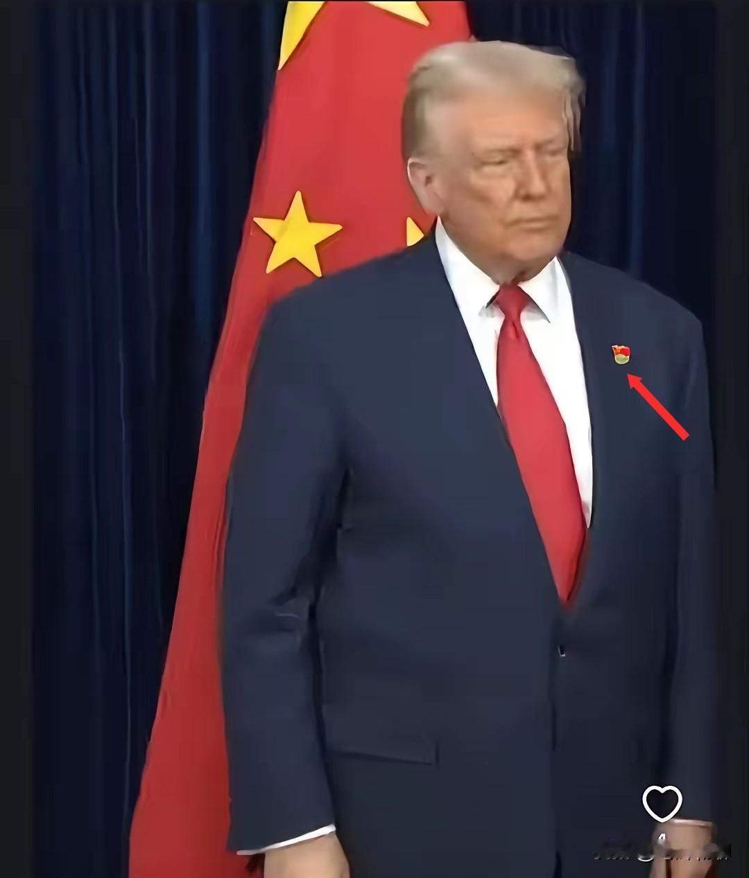 这届网友太牛了，这是认真的吗？这是昨天中午特朗普在等候的照片，他站在红旗下，胸前
