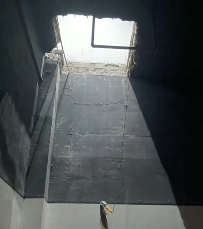 太可怕了！湖南长沙，某小区的一楼住户在自家客厅挖了个洞，直达地下室！邻居发现后担