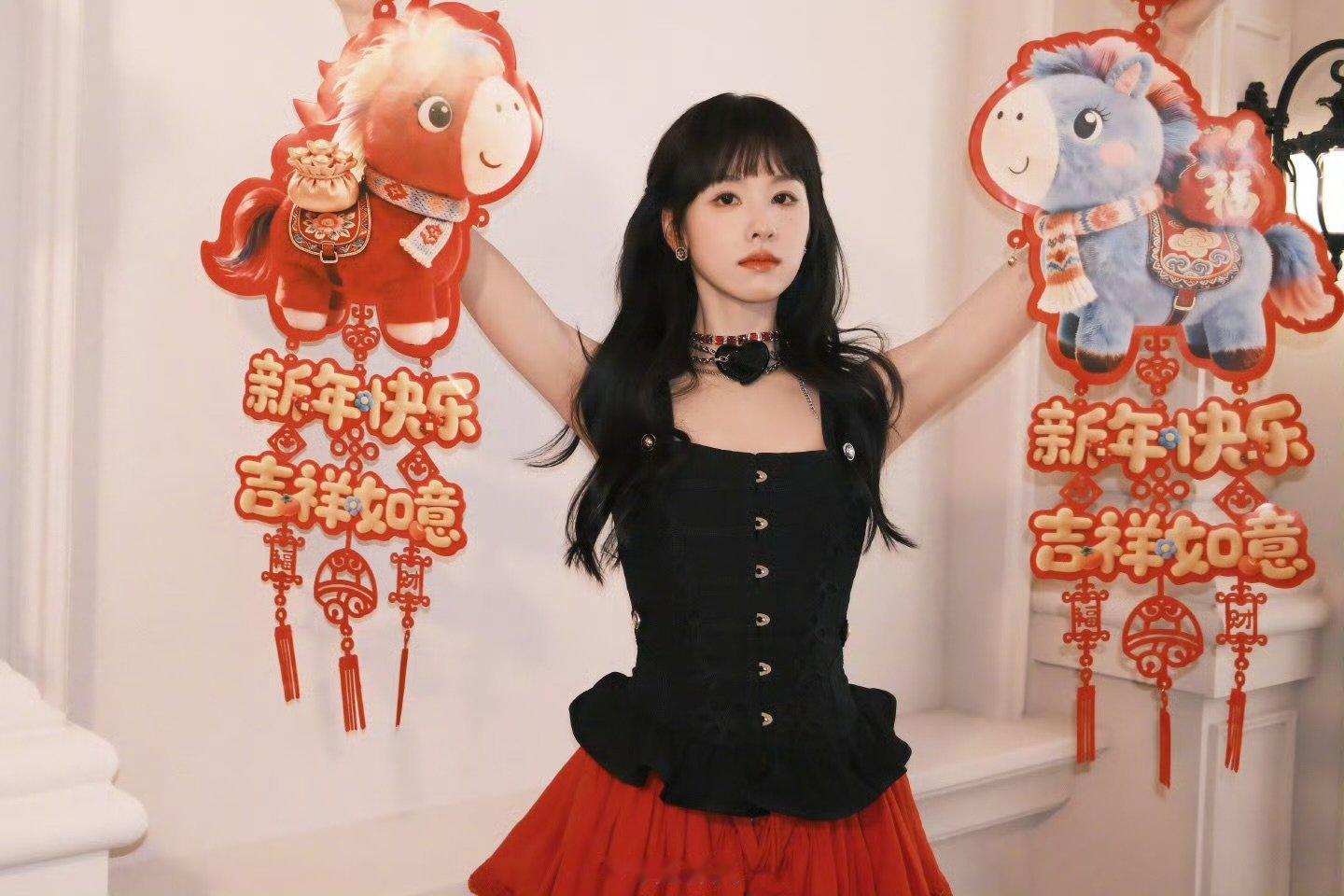 陈都灵白幼薇拜年陈都灵白幼薇给大家拜年陈都灵白幼薇给大家拜年，漂亮的嘟嘟