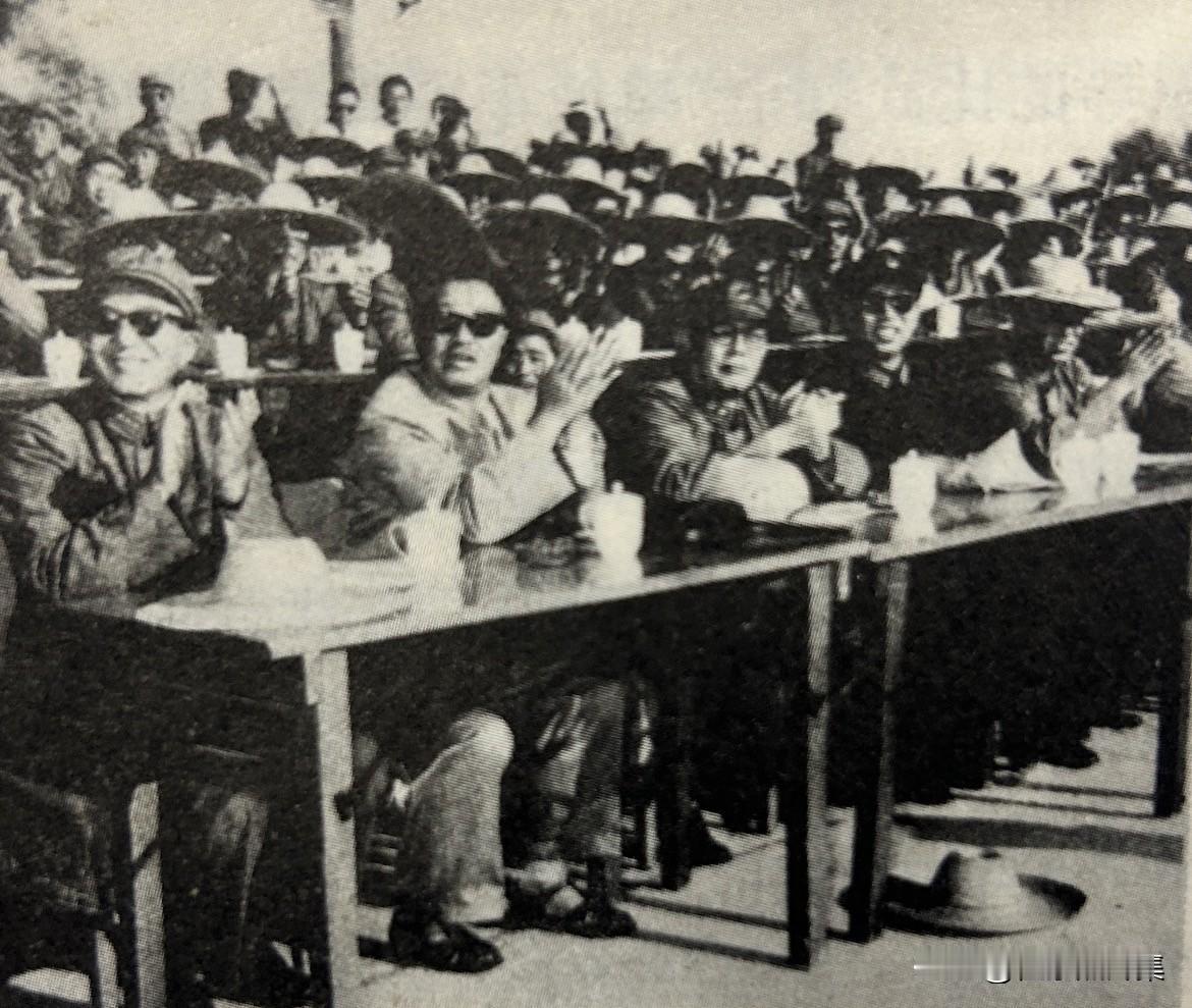 1964年9月，​在北京南苑观看空军比武汇报表演，左起：​罗瑞卿、贺龙、叶剑英、