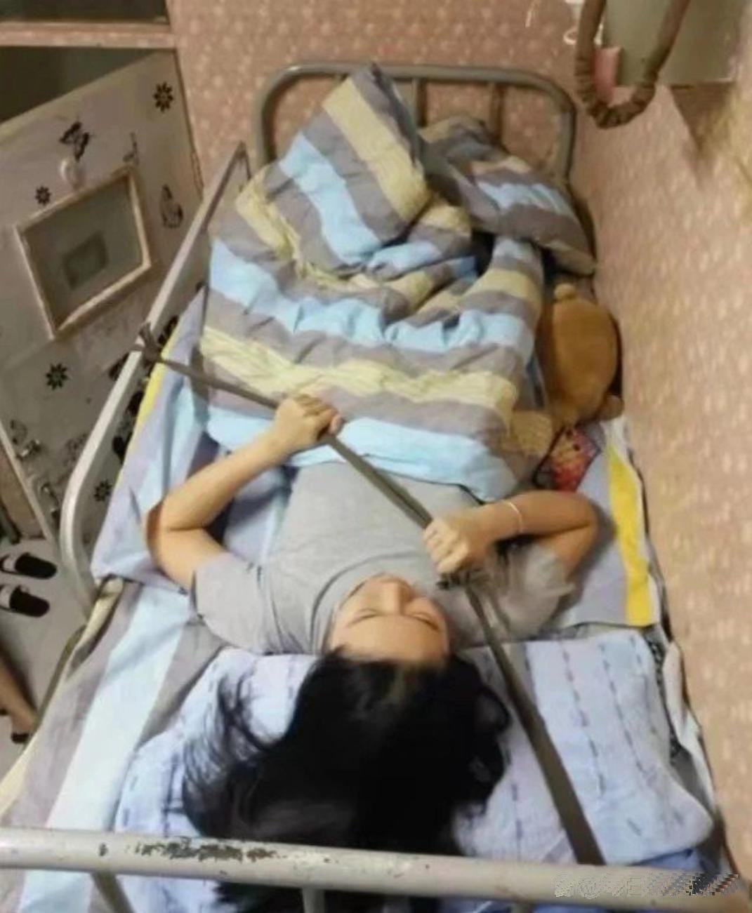 睡上铺的同学，给自己整了条安全带~