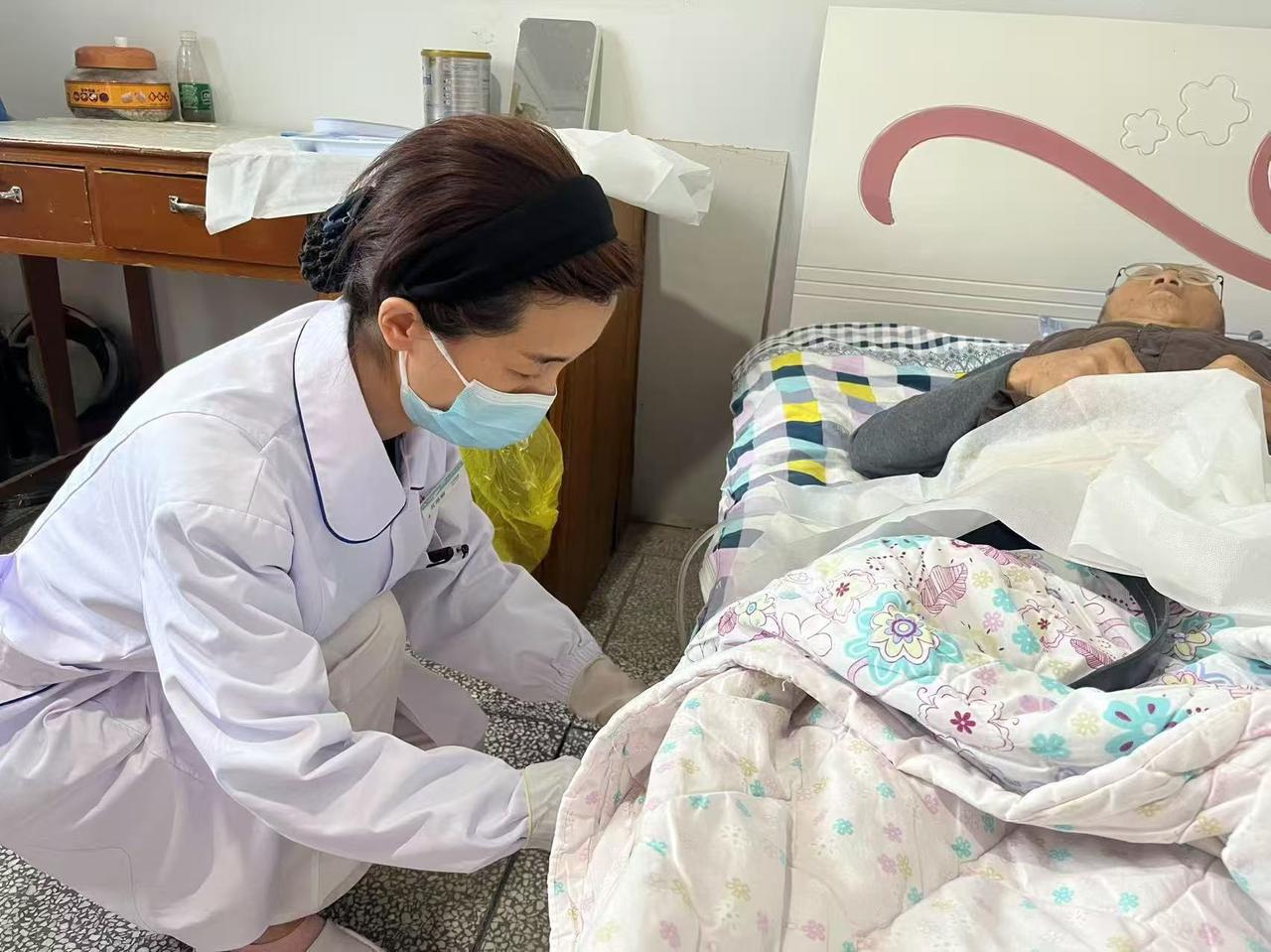 有枣没枣打一杆？江苏淮安，一男子脑干出血病危，需长期住院。家属为省钱接回家护理。