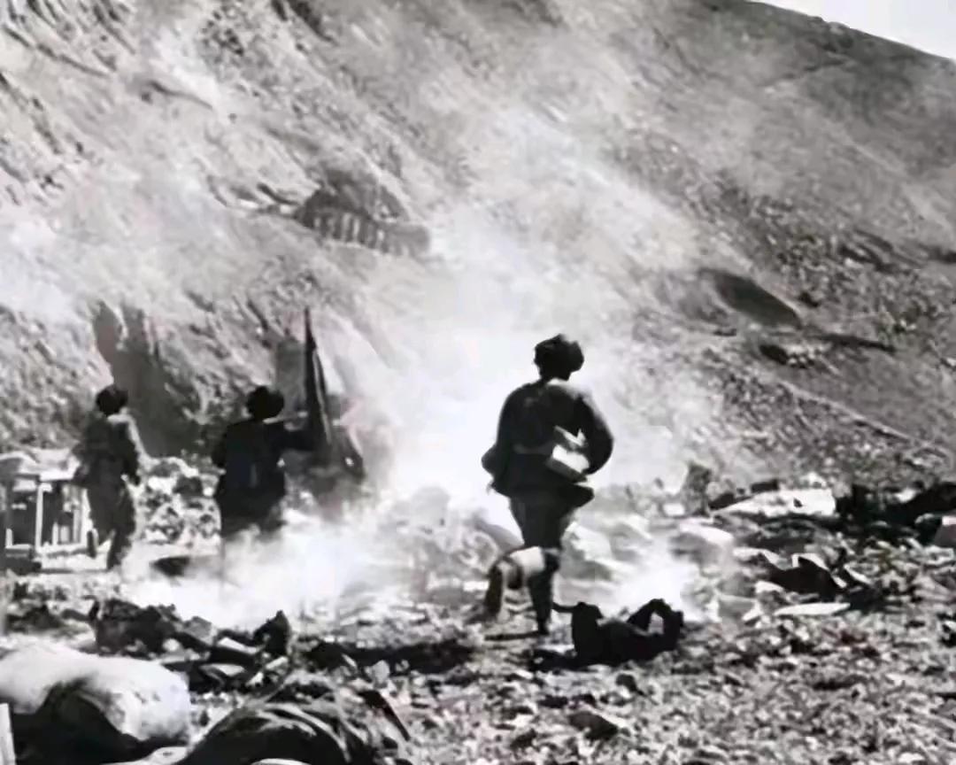 1962年11月21日，西藏山南，多龙桥。不到三十个中国兵，堵住印军一个营，打了