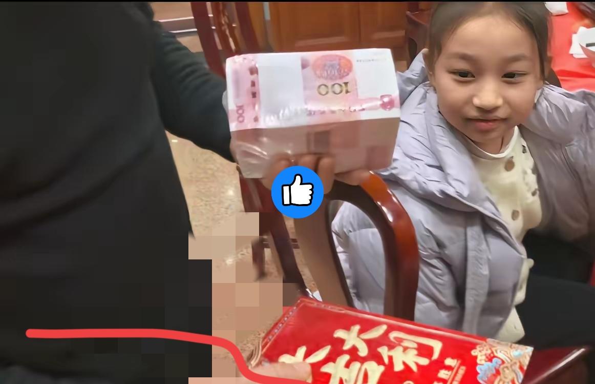 浙江一位老父亲给小辈发压岁钱，网友看完坐不住了给媳妇10万，给女儿10万，给孙
