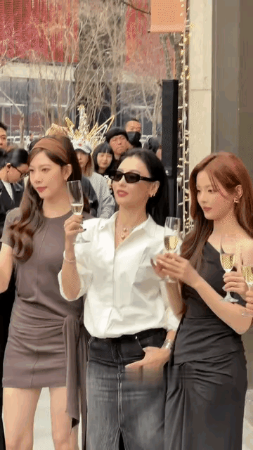 杨超越关于礼仪社交这块儿还是要注意点的，你看宋妍霏和张柏芝碰杯的时候，会弯下腰且