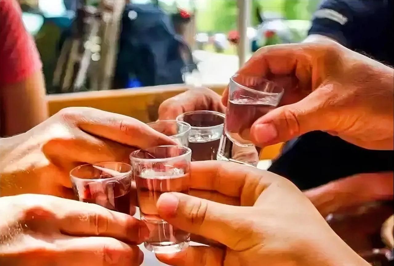 顶风违纪，出了人命！内蒙古多名干部违规聚餐饮酒，导致1人死亡被通报。他们聚餐饮酒