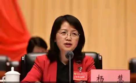 有个朋友最近很烦恼，他在乡镇担任副书记，县里打算让他到县里担任某个局的局长。他