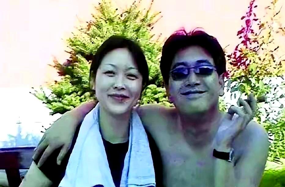 离婚16年，前夫转身娶妻生了双胞胎，前妻却在女儿产房外和前夫并肩有说有笑？这剧