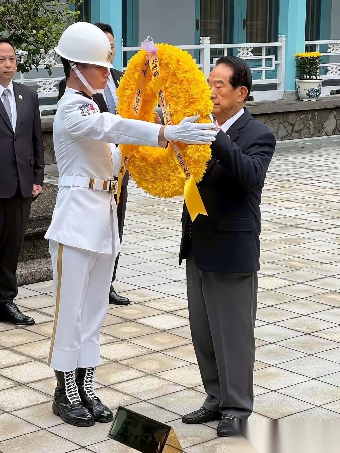 亲民党主要负责人宋楚瑜，最近有四个表现，一是“蓝白合″本来是整个蓝营的事情，他的