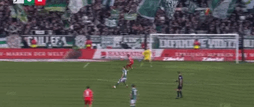 凯恩连续三个赛季为拜仁打进40球（444141），不同的是这赛季32场就轰下