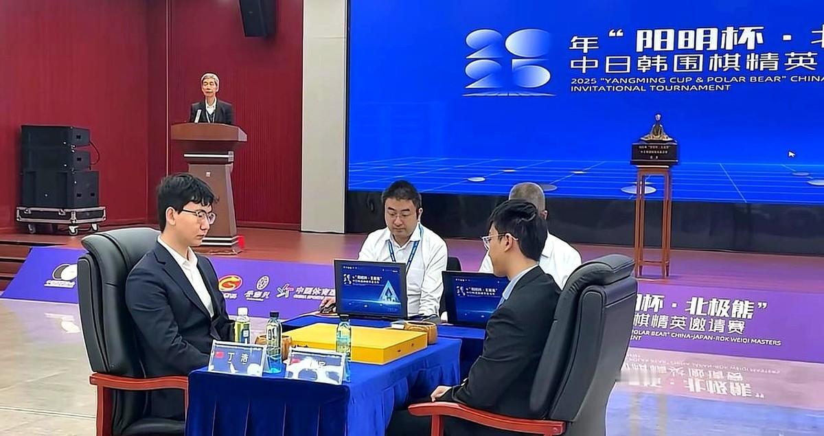 丁浩刚拿40万，转身就往三星杯冲。屠晓宇三连胜杀进本赛，离冠军就差一口气。两