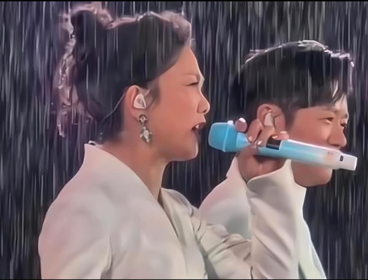 厦门的一场暴雨，直接把内娱的娇气给浇醒了！几万人的露天场子，老天爷倒水一样