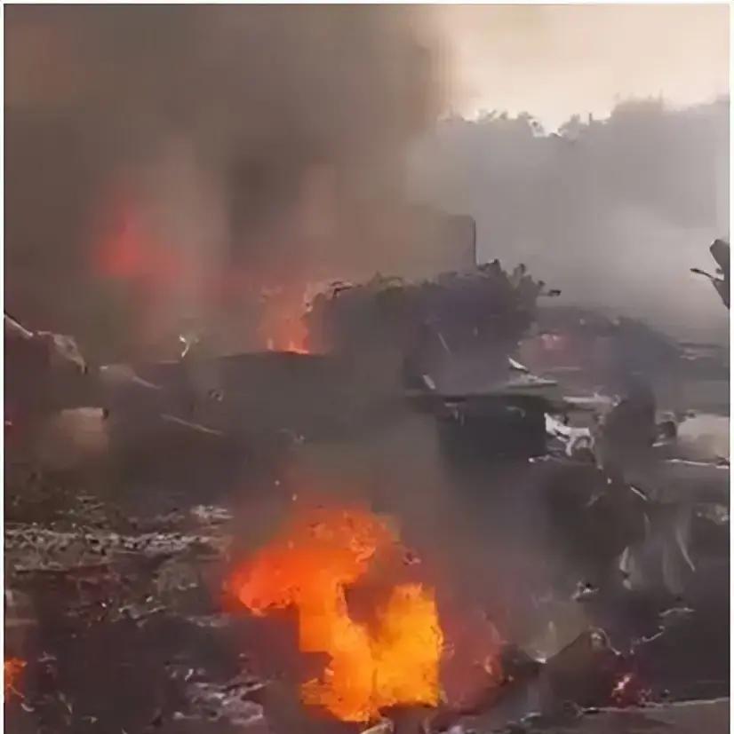 中东乱局直接砸到咱们钱包上了！去年底沙特突然空袭也门穆卡拉港，炸毁了两艘从阿联酋