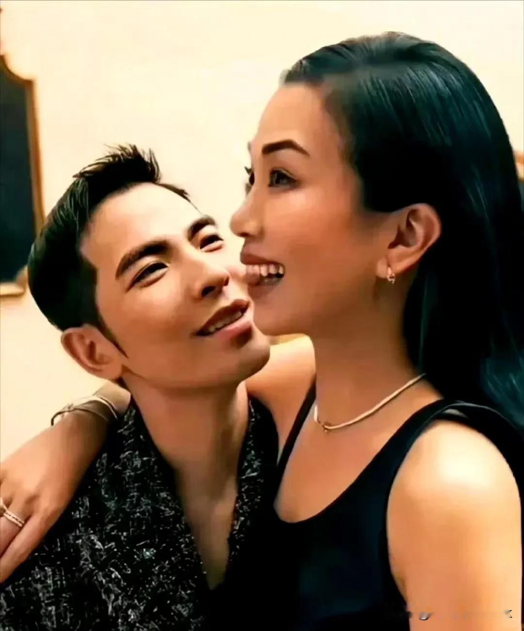 原来萧敬腾和林有慧才是现实版《狙击蝴蝶》萧敬腾家庭条件不好，爸爸是司机，母亲