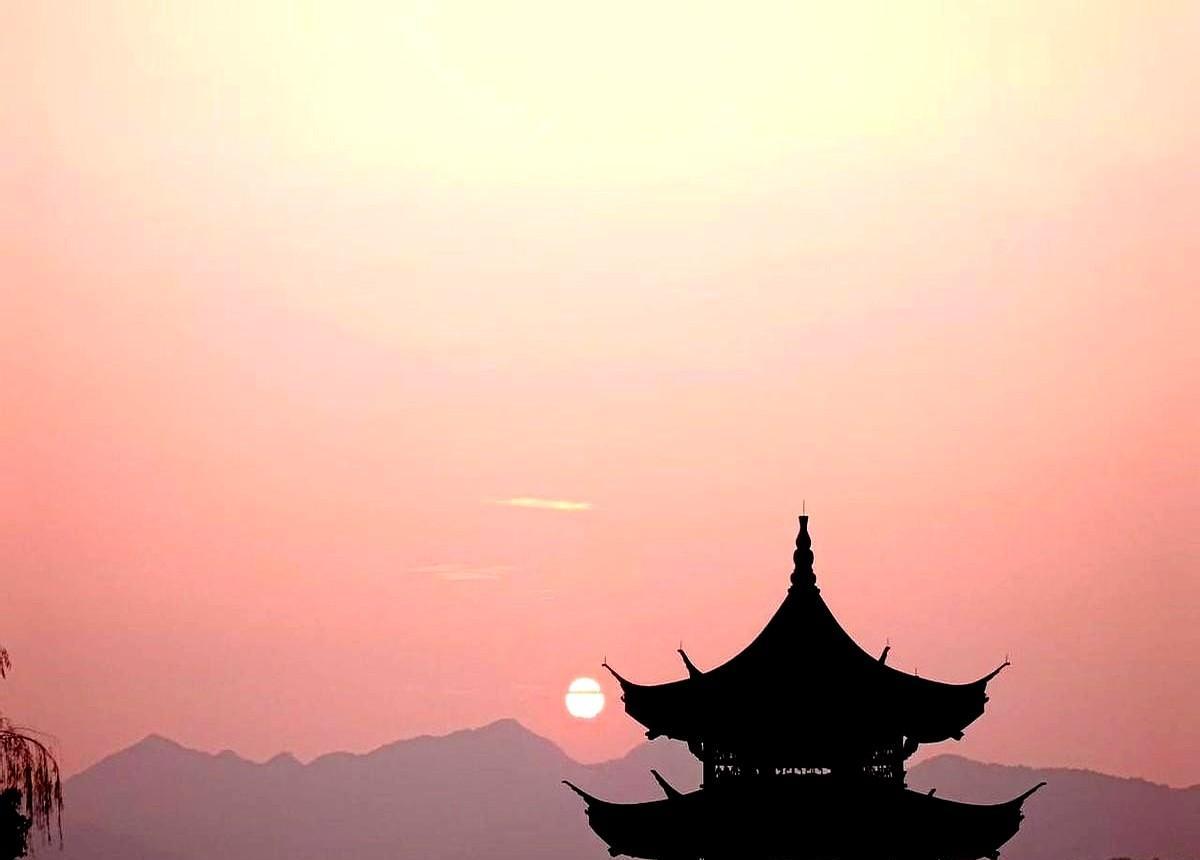 阿斌夜跑跑出胃出血，胃镜一照，黏膜烂得像被砂纸磨过。不是他不坚持，是跑错了路。