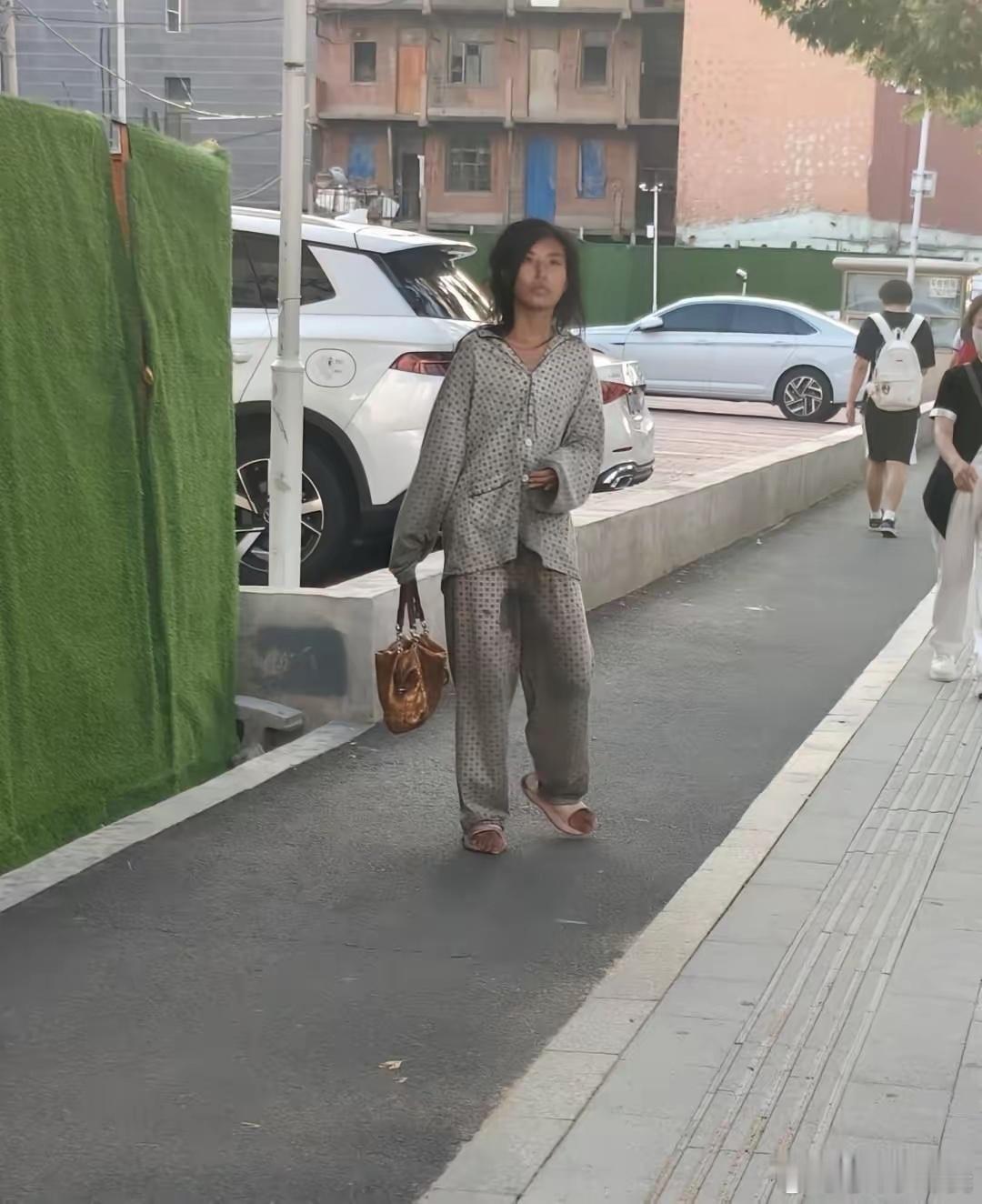 其实大街上流浪女是最可怜的，流浪汉还好一些。​​​